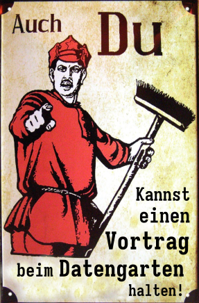 Das Bild zeigt eine stilisierte Illustration eines Mannes in roter Arbeitskleidung und Mütze, der mit ernster Miene direkt auf den Betrachter zeigt. In der anderen Hand hält er einen großen Besen. Der Stil erinnert an alte Propaganda-Plakate. Der Text lautet: 'Auch Du kannst einen Vortrag beim Datengarten halten!' Die Botschaft ist eine humorvolle Aufforderung, selbst einen Vortrag zu halten.